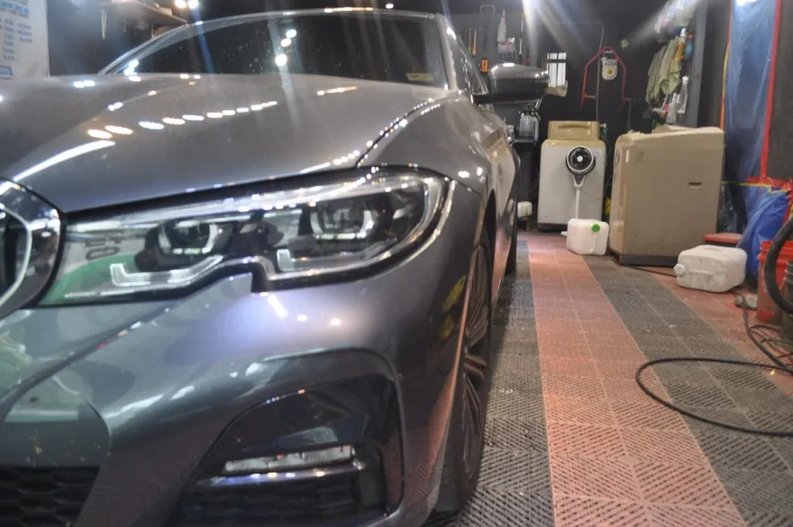 BMW 3 Seriesのガラスコーティング事例｜費用目安・仕上がり 施工写真 1-2