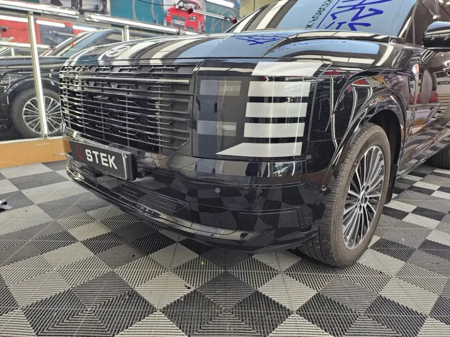 Hyundai Palisadeのカーラッピング事例｜クロームブラック化 施工写真 2-2