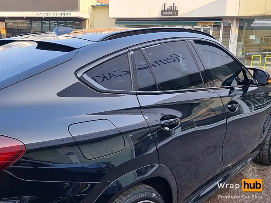 BMW X6のPPF施工事例｜ブラックフィルムで高級感を高める 施工写真 2-2