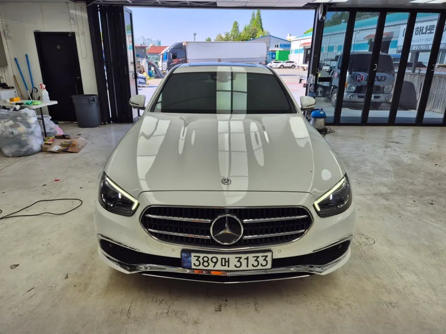 Mercedes-Benz Eクラスのカーフィルム施工事例｜費用目安・仕上がり 施工写真 3-1