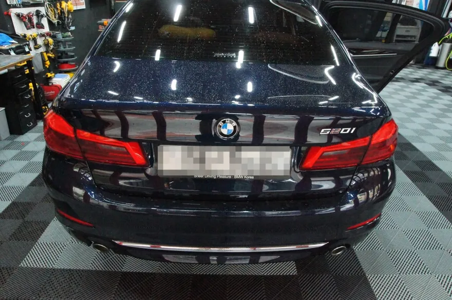 BMW 5 Series G30 ドラレコ取付事例｜費用目安・仕上がり 施工写真 1-1