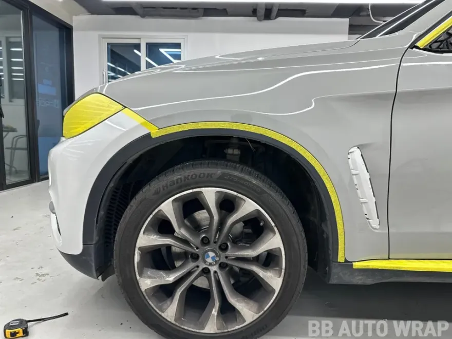 BMW X6 F16のカーラッピング事例|高級感ある仕上がり 施工写真 3-3
