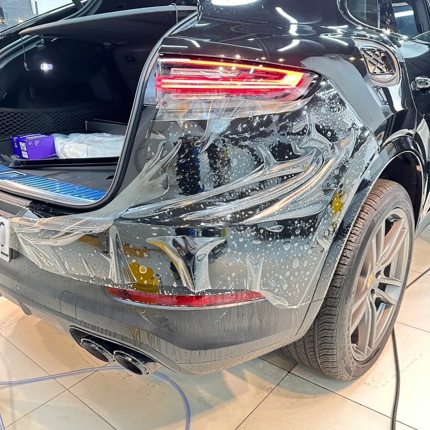 Porsche CayenneのPPF施工事例｜ブラックパールの輝きを守る 施工写真 2-2
