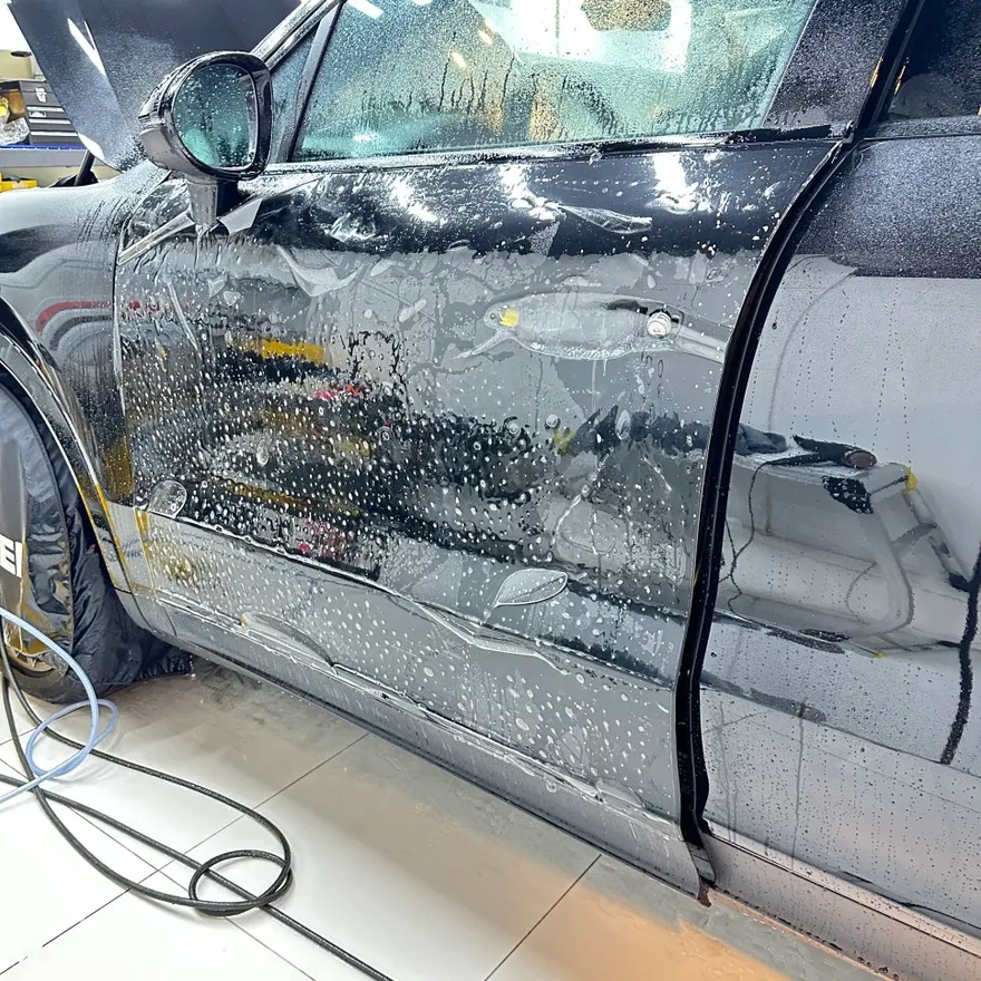 Porsche CayenneのPPF施工事例｜ブラックパールの輝きを守る 施工写真 3-2