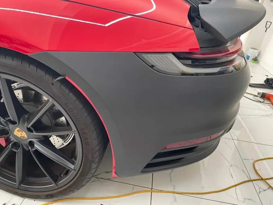 ポルシェ911のカーラッピング事例｜高光沢フィルムで高級感を演出 施工写真 2-1