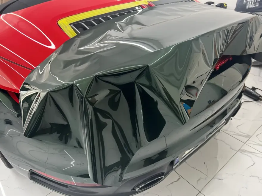 ポルシェ911のカーラッピング事例｜高光沢フィルムで高級感を演出 施工写真 3-1