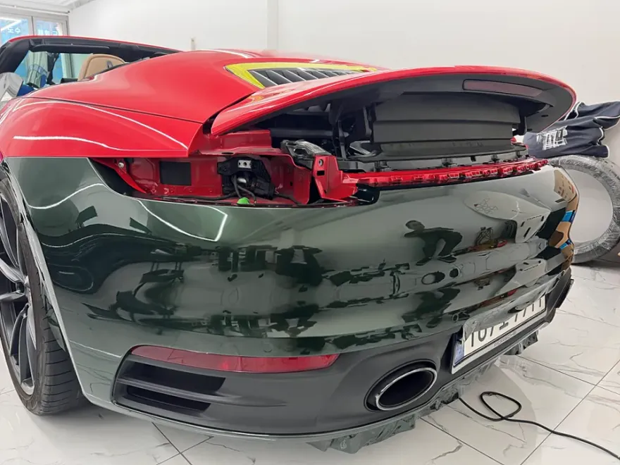 ポルシェ911のカーラッピング事例｜高光沢フィルムで高級感を演出 施工写真 1-2