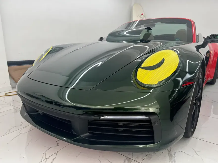ポルシェ911のカーラッピング事例｜高光沢フィルムで高級感を演出 施工写真 2-2