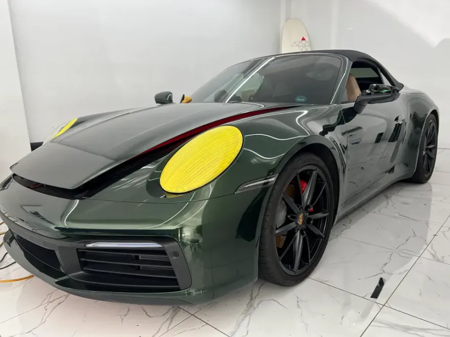 ポルシェ911のカーラッピング事例｜高光沢フィルムで高級感を演出 施工写真 3-2