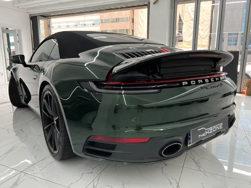 ポルシェ911のカーラッピング事例｜高光沢フィルムで高級感を演出 施工写真 2-3