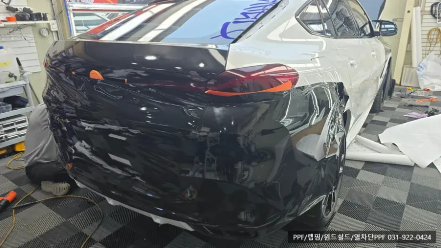BMW X6のカーラッピング事例｜ブラック光沢フィルム 施工写真 2-1