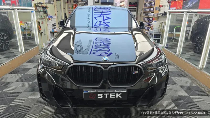 BMW X6のカーラッピング事例｜ブラック光沢フィルム 施工写真 1-3
