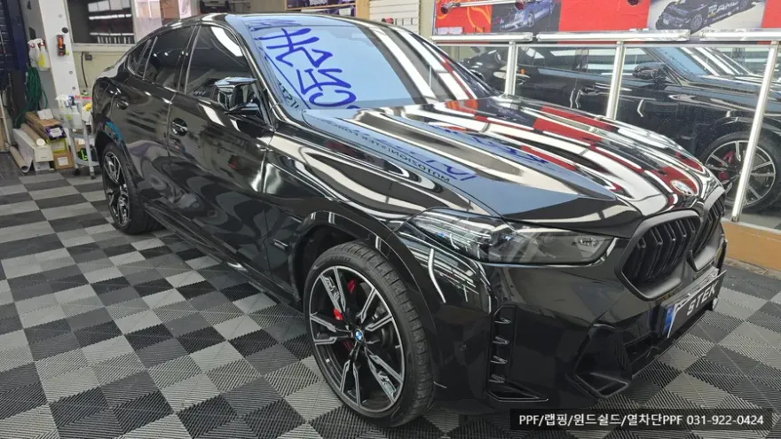 BMW X6のカーラッピング事例｜ブラック光沢フィルム 施工写真 2-3