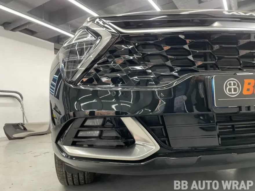 Kia Sportage NQ5のカーラッピング事例：クローム保護とデザイン変更 施工写真 2-1