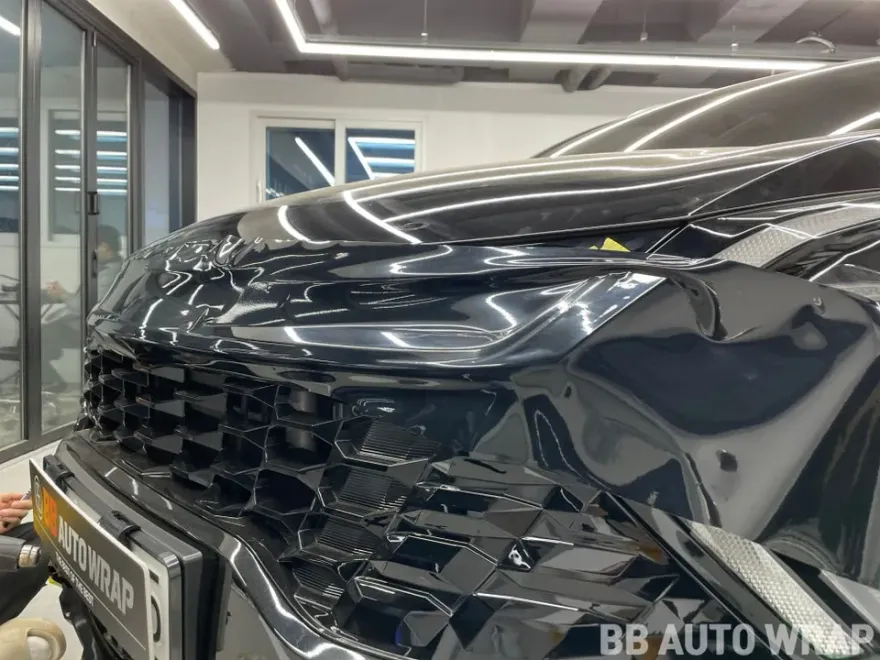 Kia Sportage NQ5のカーラッピング事例：クローム保護とデザイン変更 施工写真 1-3
