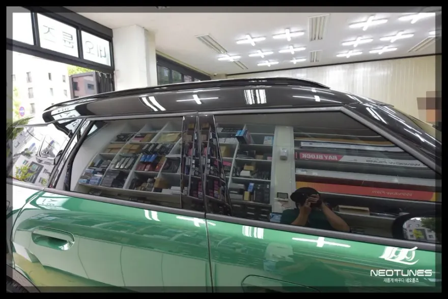 MINI Countrymanのカーフィルム施工事例｜断熱・UVカット効果 施工写真 3-2