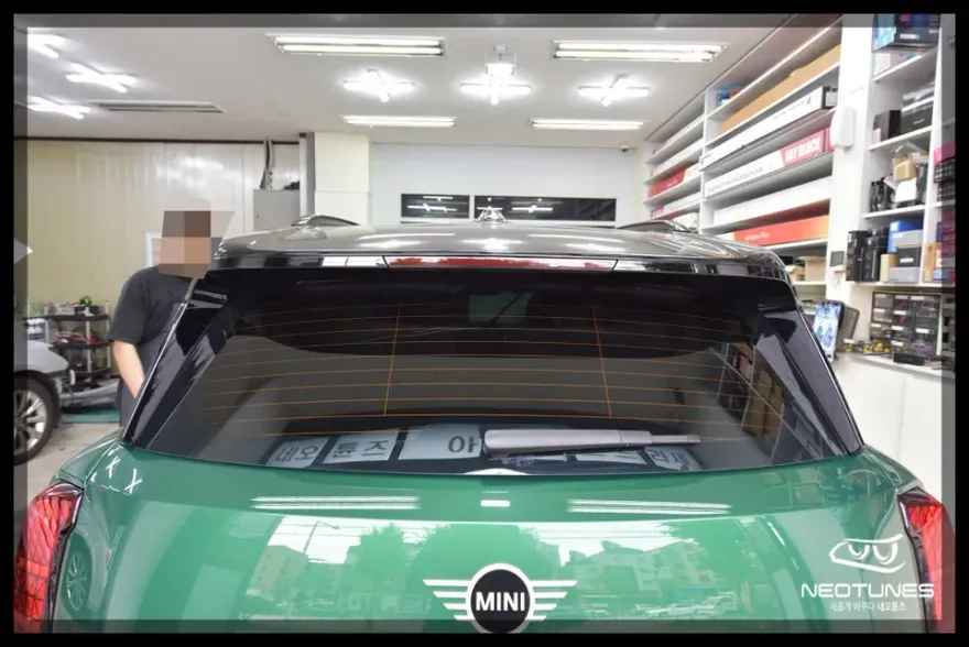 MINI Countrymanのカーフィルム施工事例｜断熱・UVカット効果 施工写真 1-3
