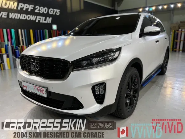 Kia Sorentoのカーラッピング事例｜マテホーンホワイトの仕上がり 施工写真 1-2