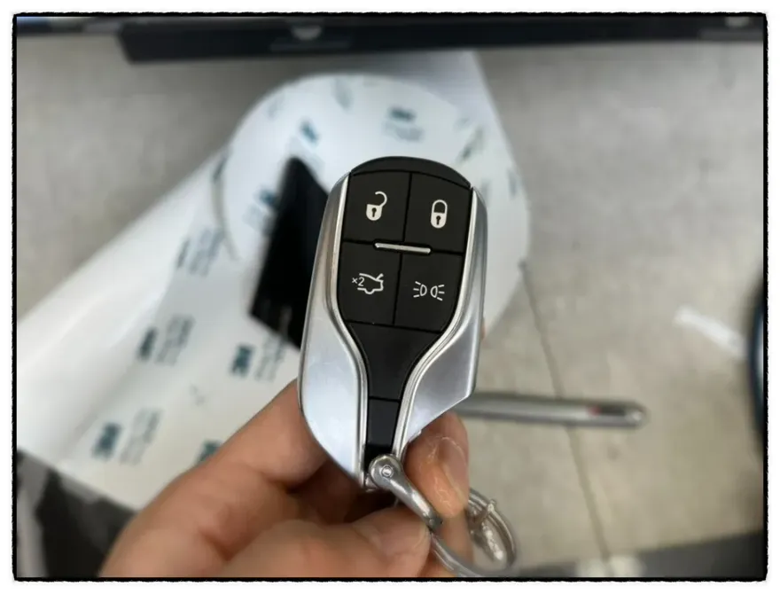 Maserati Ghibliのカーラッピング事例：キー・グリル 施工写真 3-1