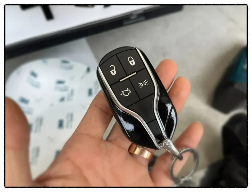 Maserati Ghibliのカーラッピング事例：キー・グリル 施工写真 2-2