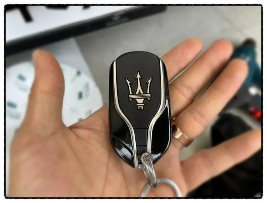 Maserati Ghibliのカーラッピング事例：キー・グリル 施工写真 3-2