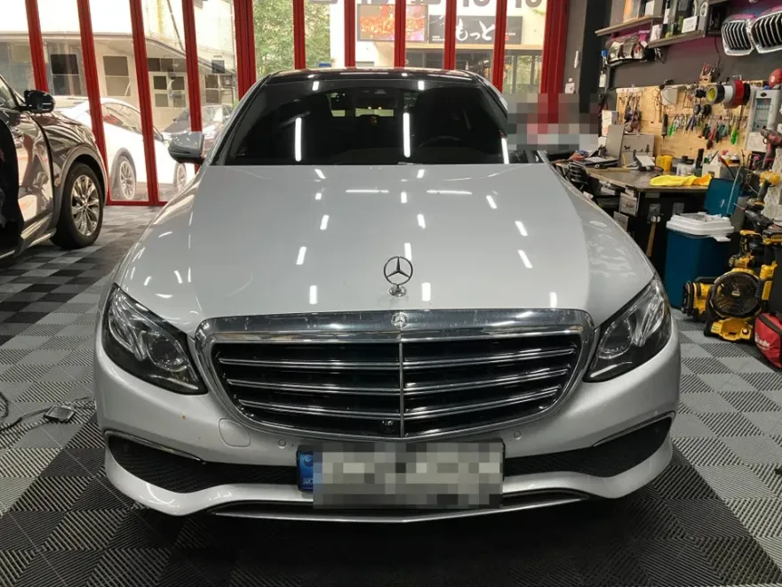 Mercedes-Benz Eクラス W213 ドラレコ取付事例｜費用目安・仕上がり 施工写真 1-1