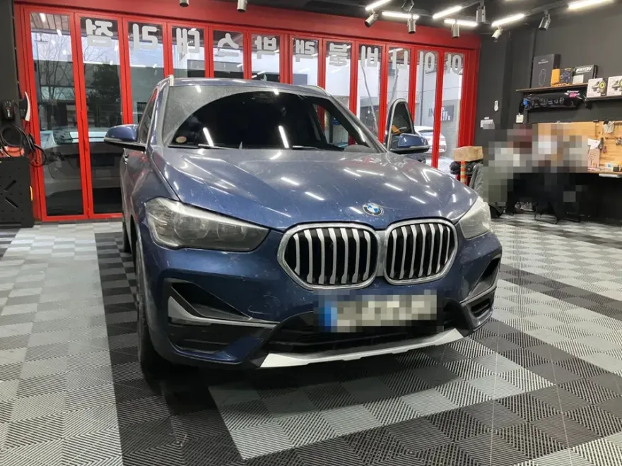 BMW X1のドラレコ取付事例｜費用目安と仕上がり 施工写真 1-1