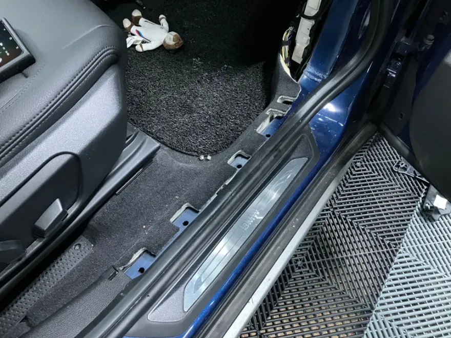 BMW X1のドラレコ取付事例｜費用目安と仕上がり 施工写真 3-2