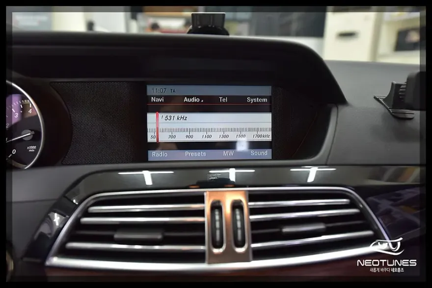 Mercedes-Benz C-ClassのAndroid Auto・CarPlay取付事例 施工写真 4-1