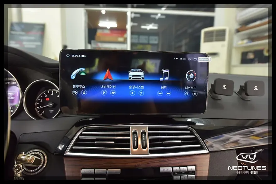 Mercedes-Benz C-ClassのAndroid Auto・CarPlay取付事例 施工写真 1-2