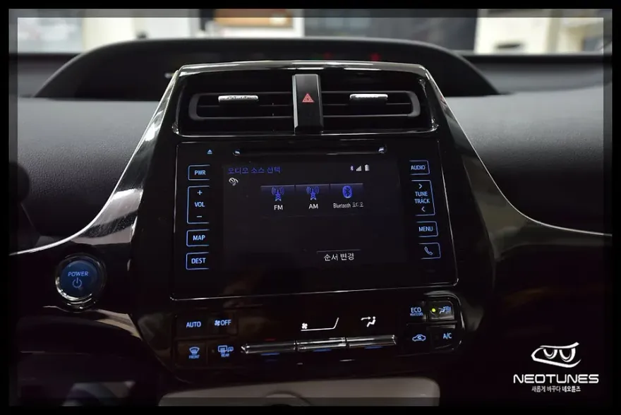 Toyota PriusのAndroid Auto・CarPlay取付事例 施工写真 1-2