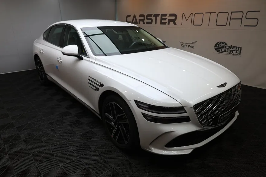 Genesis G80のカーフィルム施工事例｜断熱・スモーク 施工写真 1-2