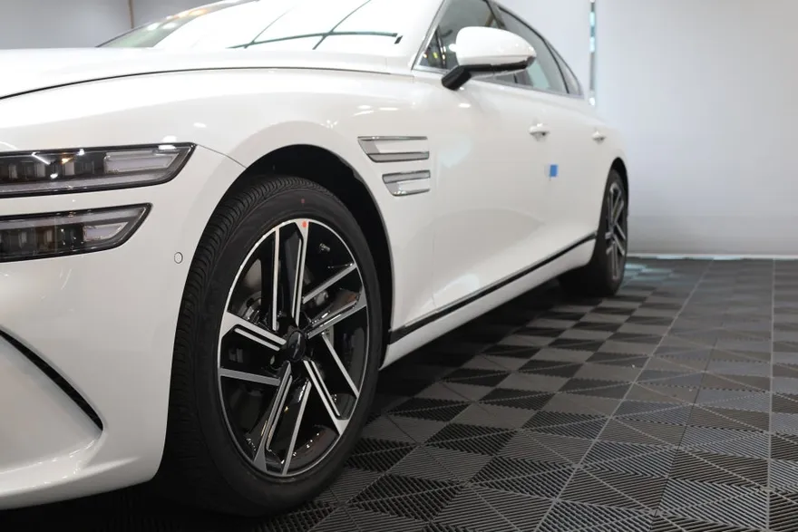 Genesis G80のカーフィルム施工事例｜断熱・スモーク 施工写真 3-2