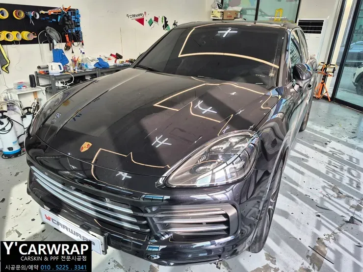 Porsche Cayenneのカーラッピング事例｜高光沢アティックグレー 施工写真 2-1