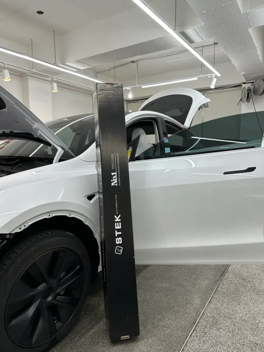 Tesla Model Y PPF施工事例|ブラックフィルムの仕上がり 施工写真 1-2