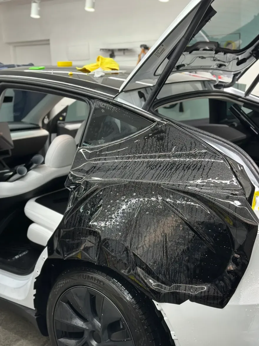 Tesla Model Y PPF施工事例|ブラックフィルムの仕上がり 施工写真 3-2