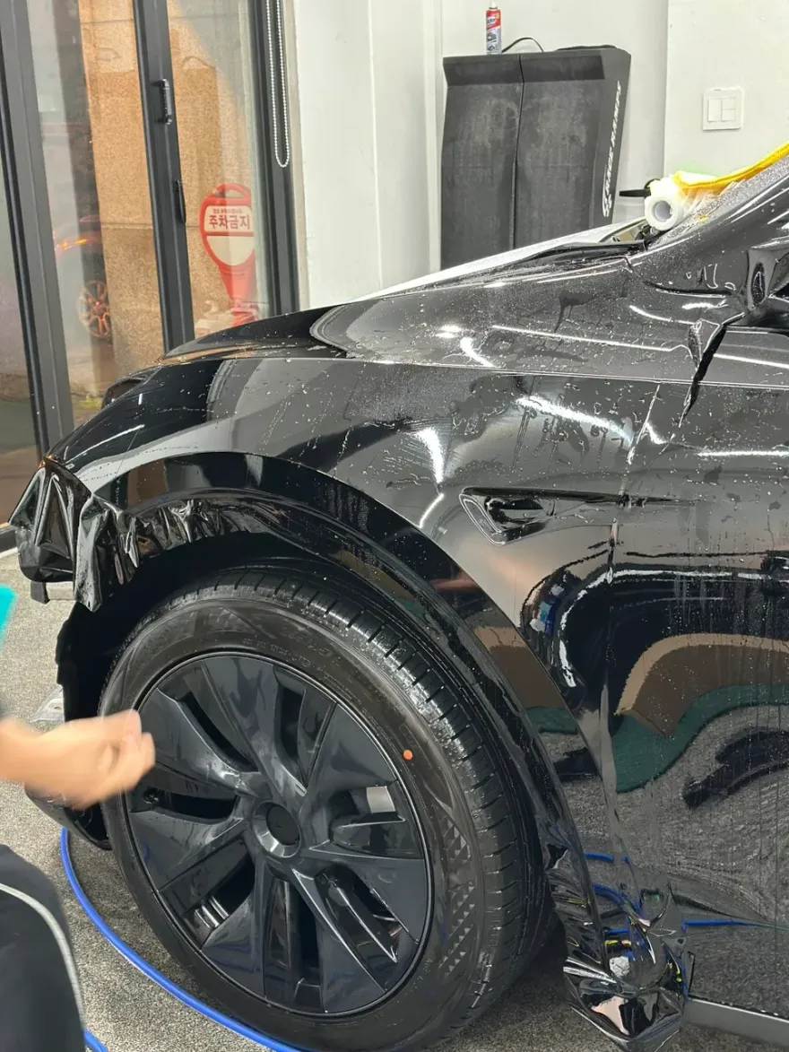 Tesla Model Y PPF施工事例|ブラックフィルムの仕上がり 施工写真 2-3