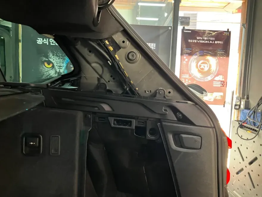 BMW X3のドラレコ取付事例｜費用目安と仕上がり 施工写真 3-2