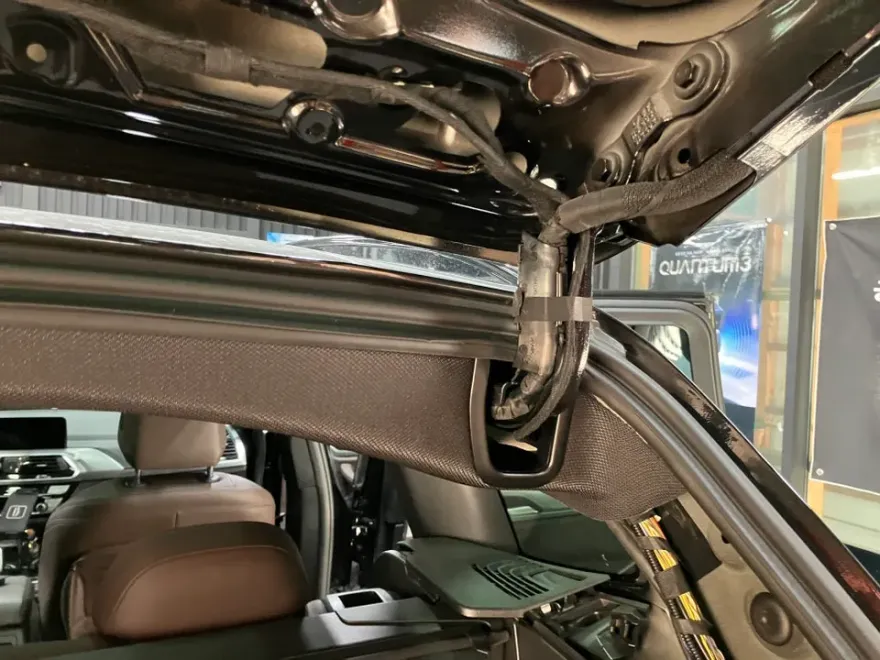 BMW X3のドラレコ取付事例｜費用目安と仕上がり 施工写真 1-3