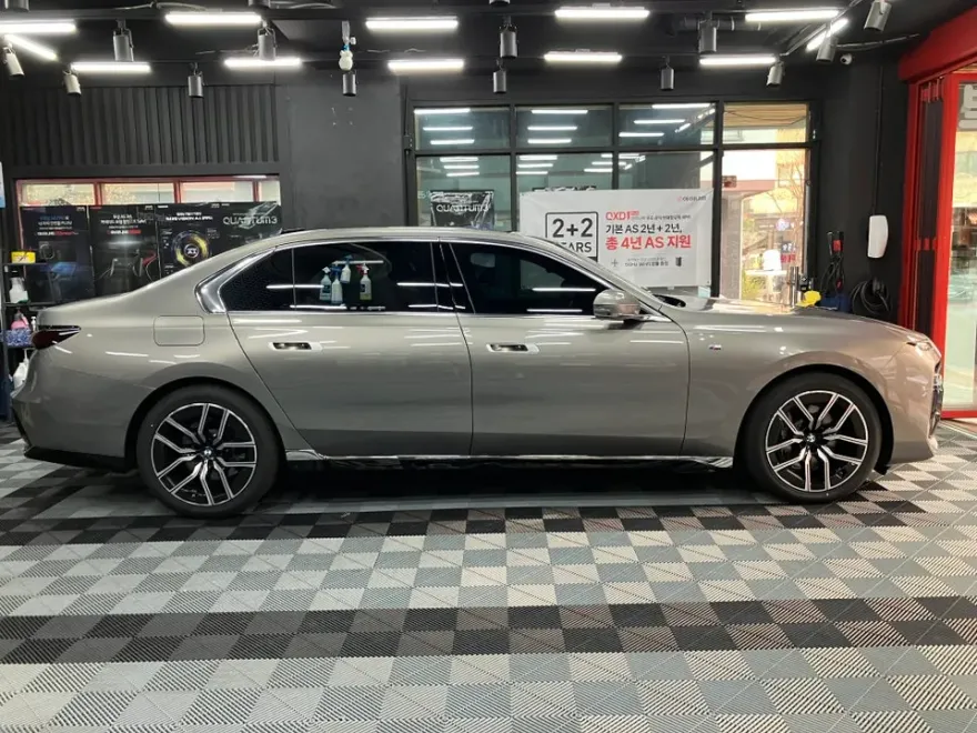 BMW 7 Series G70 カーフィルム施工事例|断熱・スモーク 施工写真 2-1