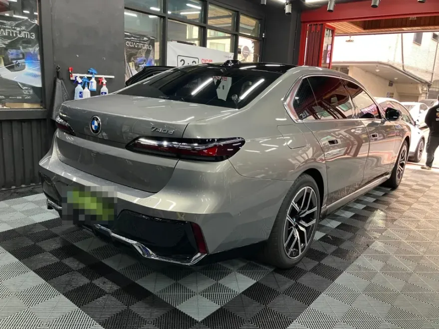 BMW 7 Series G70 カーフィルム施工事例|断熱・スモーク 施工写真 1-2