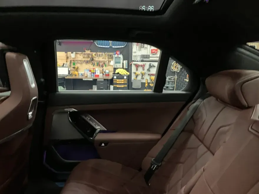 BMW 7 Series G70 カーフィルム施工事例|断熱・スモーク 施工写真 1-3