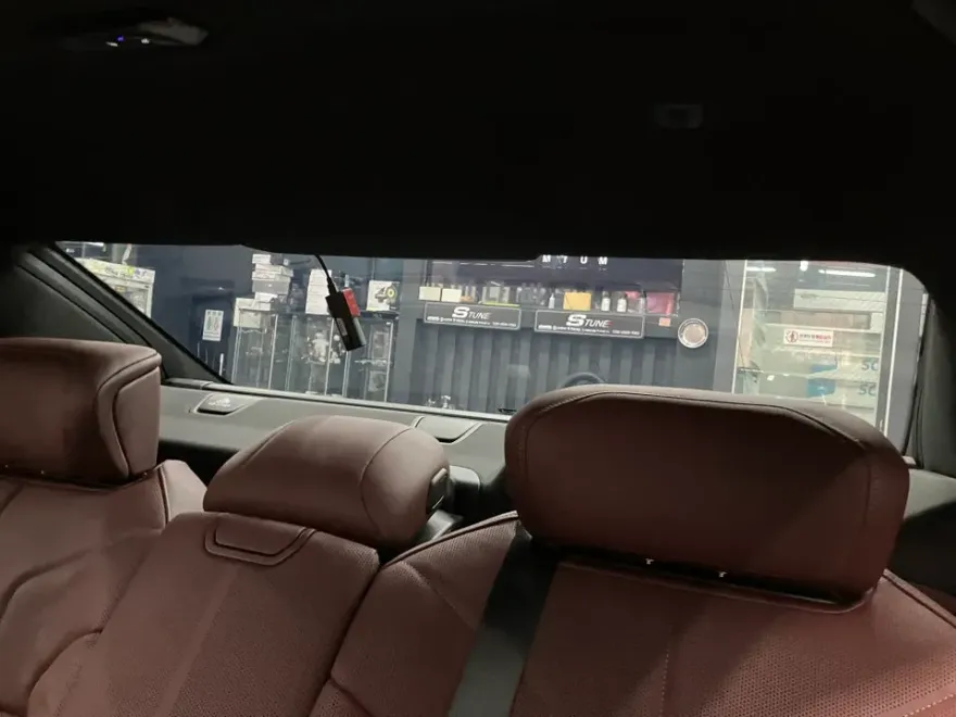 BMW 7 Series G70 カーフィルム施工事例|断熱・スモーク 施工写真 2-3