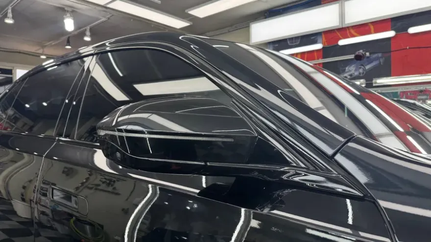 BMW 7 Seriesのカーラッピング事例｜クローム部分のブラック化 施工写真 3-1