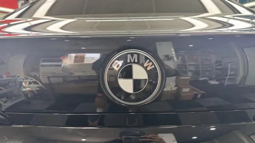 BMW 7 Seriesのカーラッピング事例｜クローム部分のブラック化 施工写真 4-2