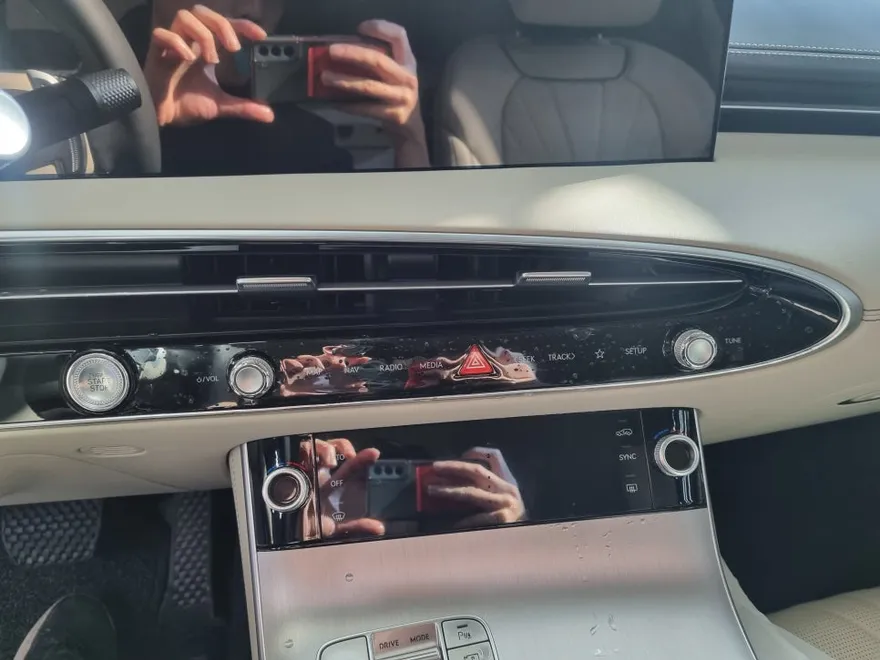 Genesis GV70のPPF施工事例｜内装の傷防止 施工写真 2-1