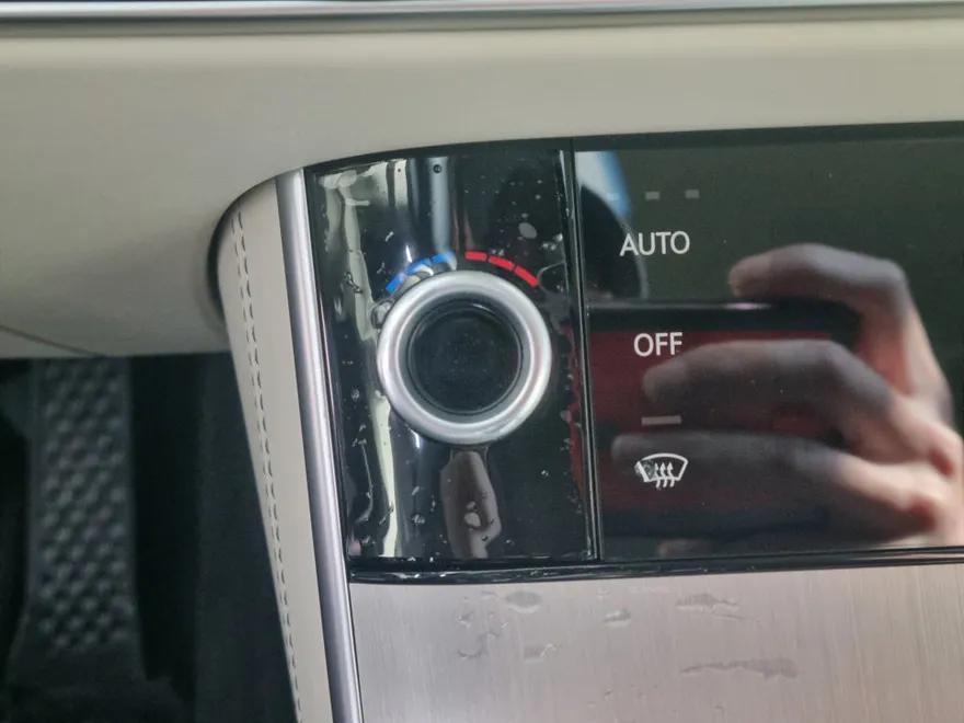 Genesis GV70のPPF施工事例｜内装の傷防止 施工写真 4-1