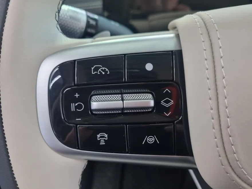 Genesis GV70のPPF施工事例｜内装の傷防止 施工写真 3-2