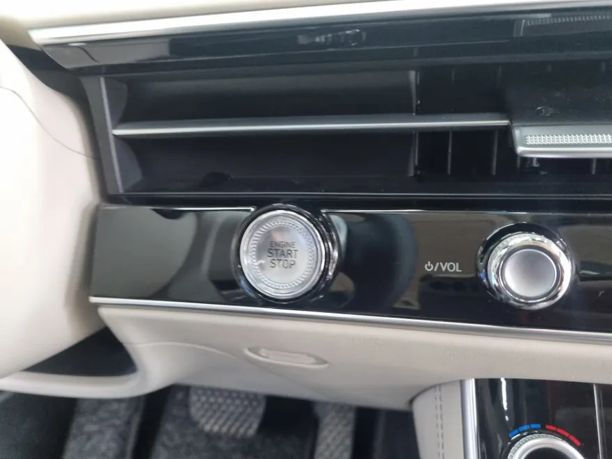 Genesis GV70のPPF施工事例｜内装の傷防止 施工写真 1-3