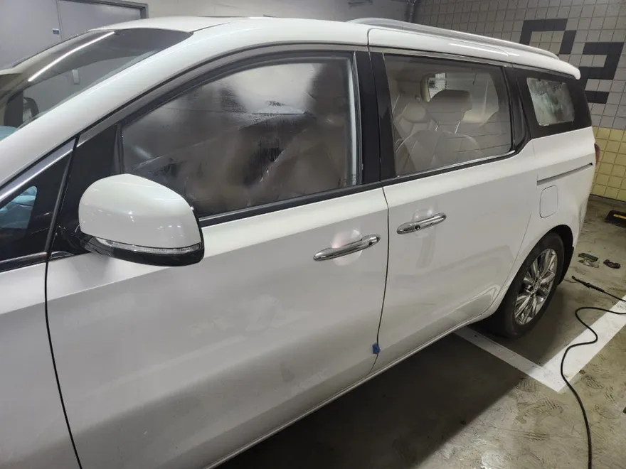 Kia All New Carnivalのカーフィルム施工事例｜費用目安・仕上がり 施工写真 1-2